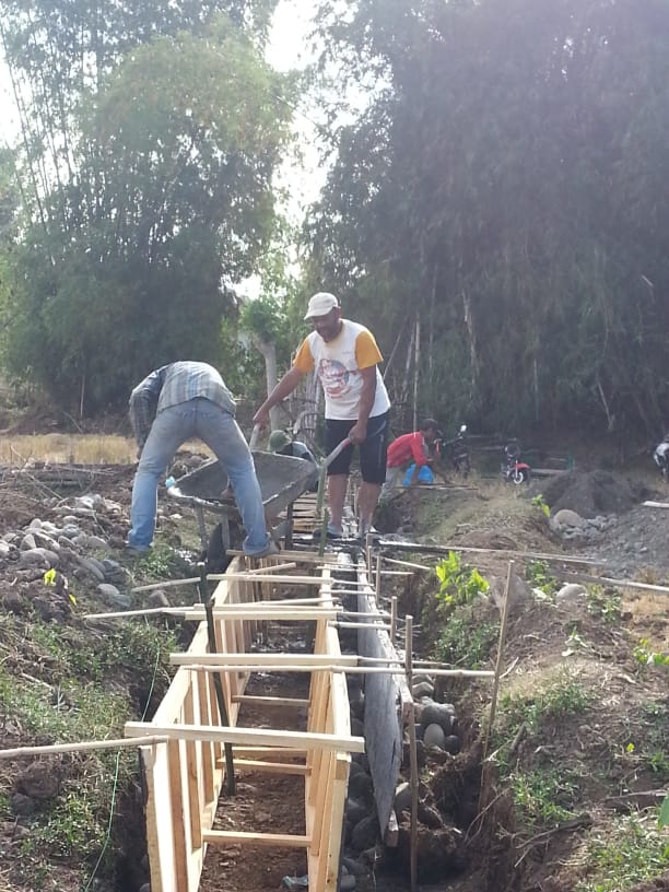 Proses pembuatan selokan di desa Cot Kuthang.