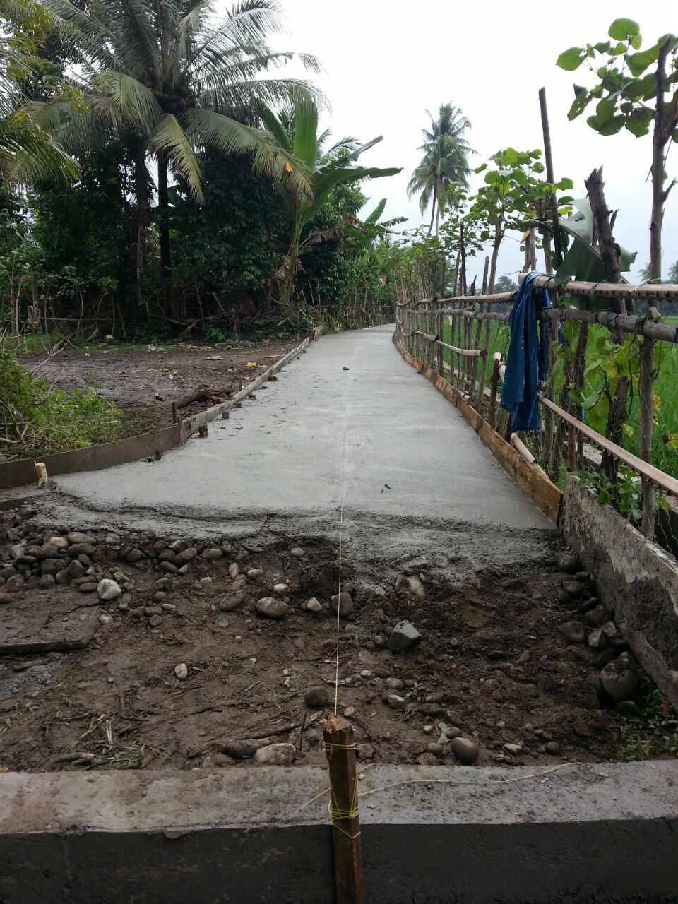 Proses pembuatan jalan beton di desa Cot Kuthang.